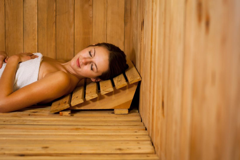 Ragazza che fa la sauna