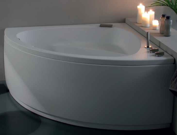 Vasca da bagno angolare con candele