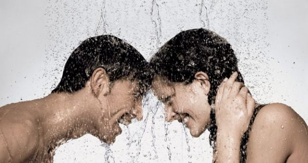 Uomo e donna sotto la doccia