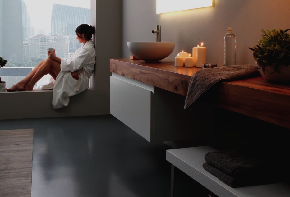 Bagno ammobiliato con arredi in legno
