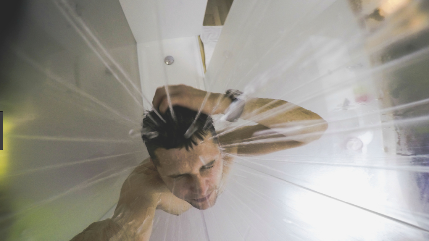 Ragazzo che si fa la doccia