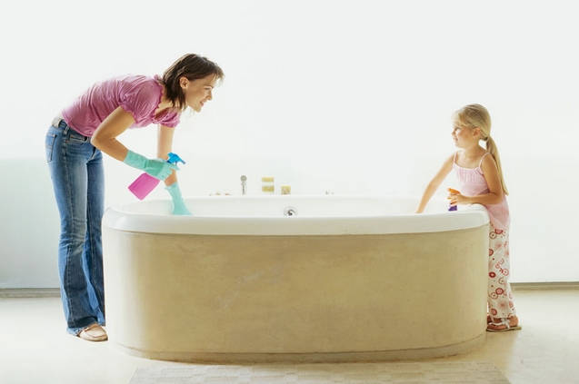 Madre e figlia che puliscono la vasca da bagno