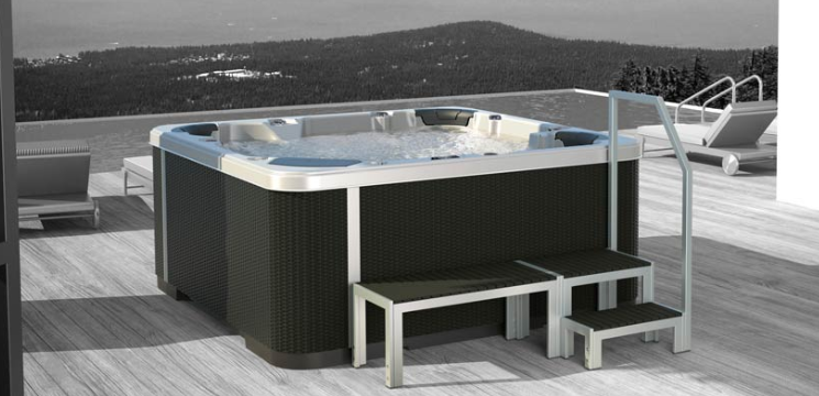 Una minipiscina installata su un terrazzo